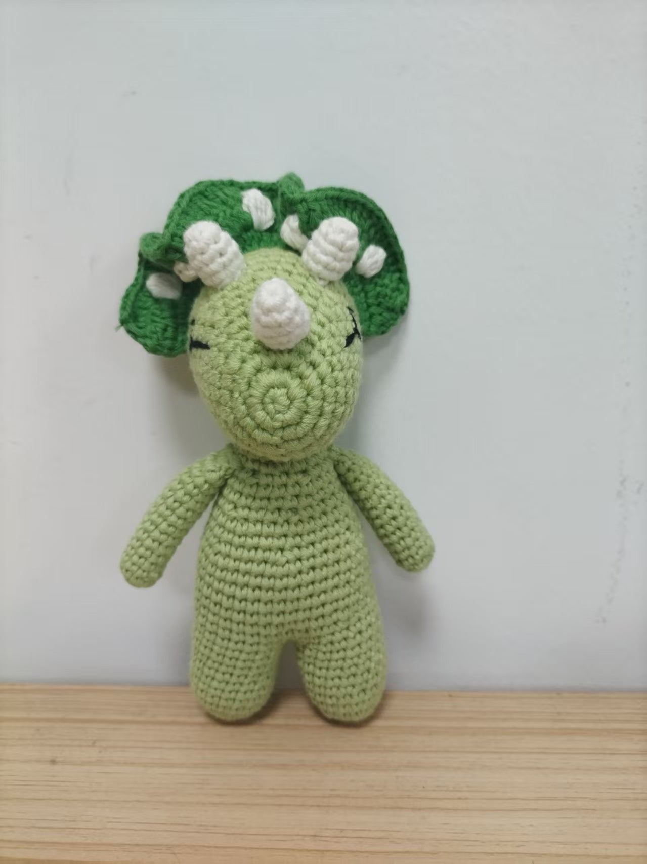 Mały dinozaur szydełkowy 16 cm – ręcznie robiona maskotka dla dziecka, miękka przytulanka handmade, urocza zabawka i dekoracja do pokoju dziecięcego