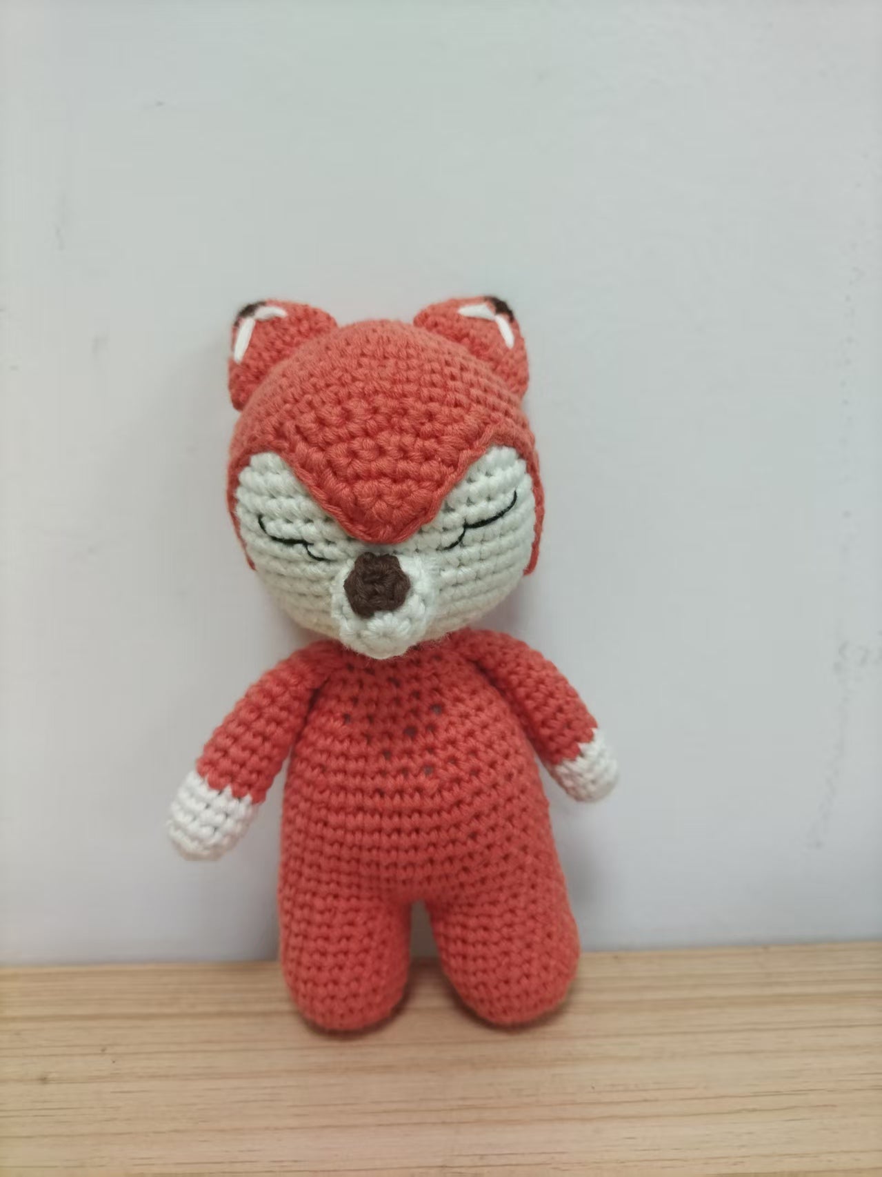 Lisek szydełkowy 16 cm – ręcznie robiona maskotka dla dziecka, miękka przytulanka handmade, dekoracja do pokoju dziecięcego