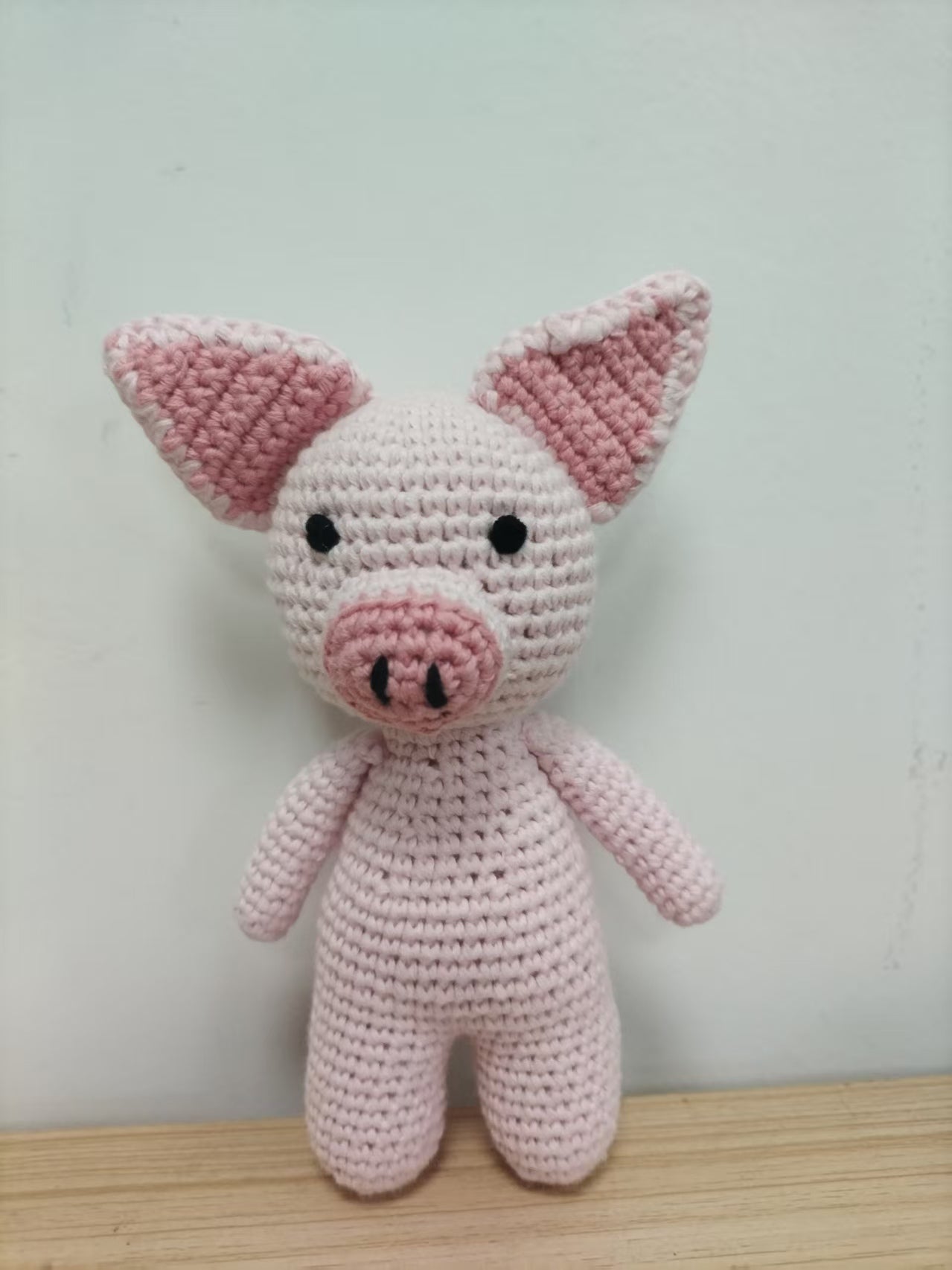 Świnka szydełkowa 16 cm – ręcznie robiona maskotka dla dziecka, miękka przytulanka handmade, urocza dekoracja do pokoju dziecięcego