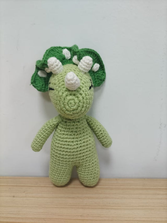 Mały dinozaur szydełkowy 16 cm – ręcznie robiona maskotka dla dziecka, miękka przytulanka handmade, urocza zabawka i dekoracja do pokoju dziecięcego