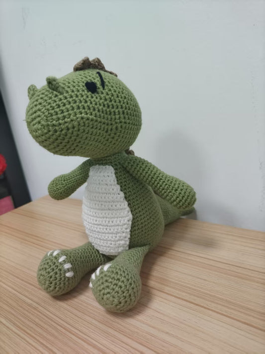 Dinozaur szydełkowy 28 cm – ręcznie robiona maskotka handmade, miękka przytulanka dla dziecka, zabawka z włóczki na prezent, dekoracja pokoju dziecięcego