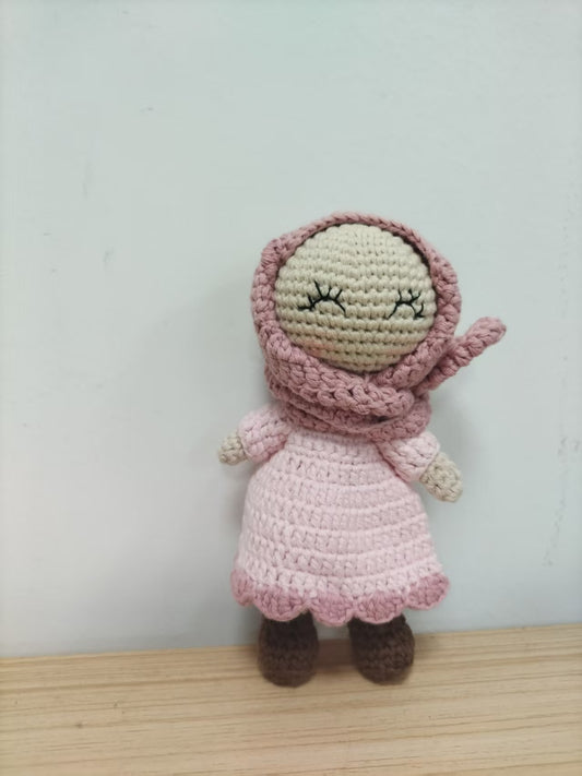 Mała lalka szydełkowa 15 cm – ręcznie robiona laleczka handmade, miękka przytulanka z włóczki dla dziecka, urocza dekoracja do pokoju dziecięcego, pomysł na prezent