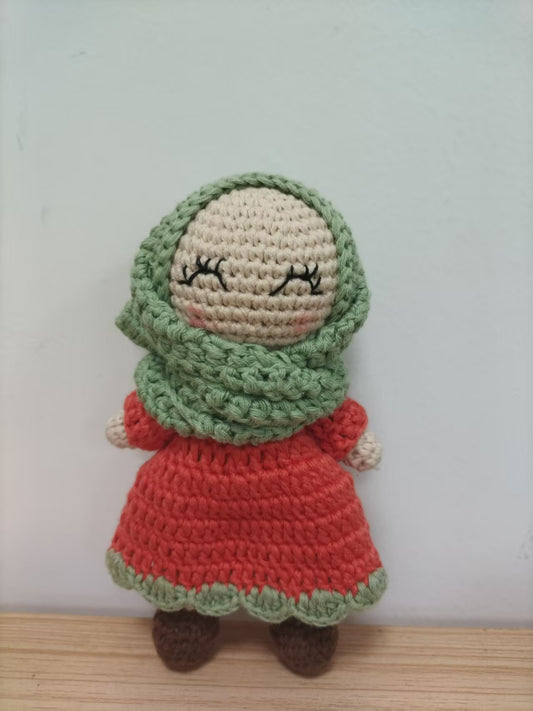 Mała lalka szydełkowa 15 cm – ręcznie robiona laleczka handmade, miękka przytulanka z włóczki dla dziecka, urocza dekoracja do pokoju dziecięcego, pomysł na prezent
