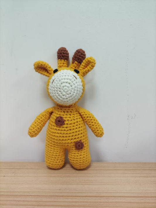 Żyrafa szydełkowa 16 cm – ręcznie robiona maskotka dla dziecka, miękka przytulanka handmade, zabawka na prezent, dekoracja do pokoju dziecięcego
